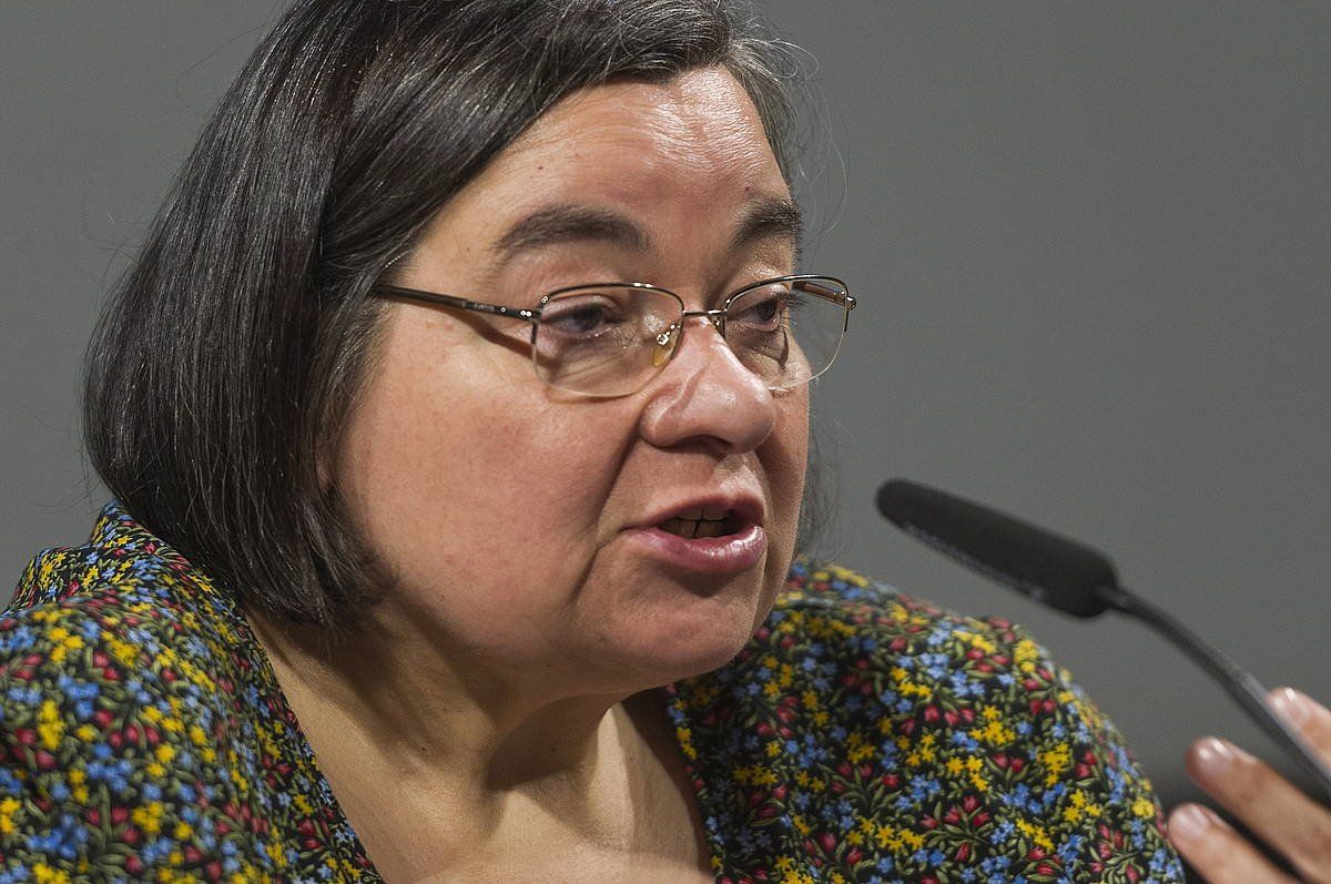 Carme Junyent hitzaldi bat ematen Gasteizen, 2016an. JUANAN RUIZ / FOKU
