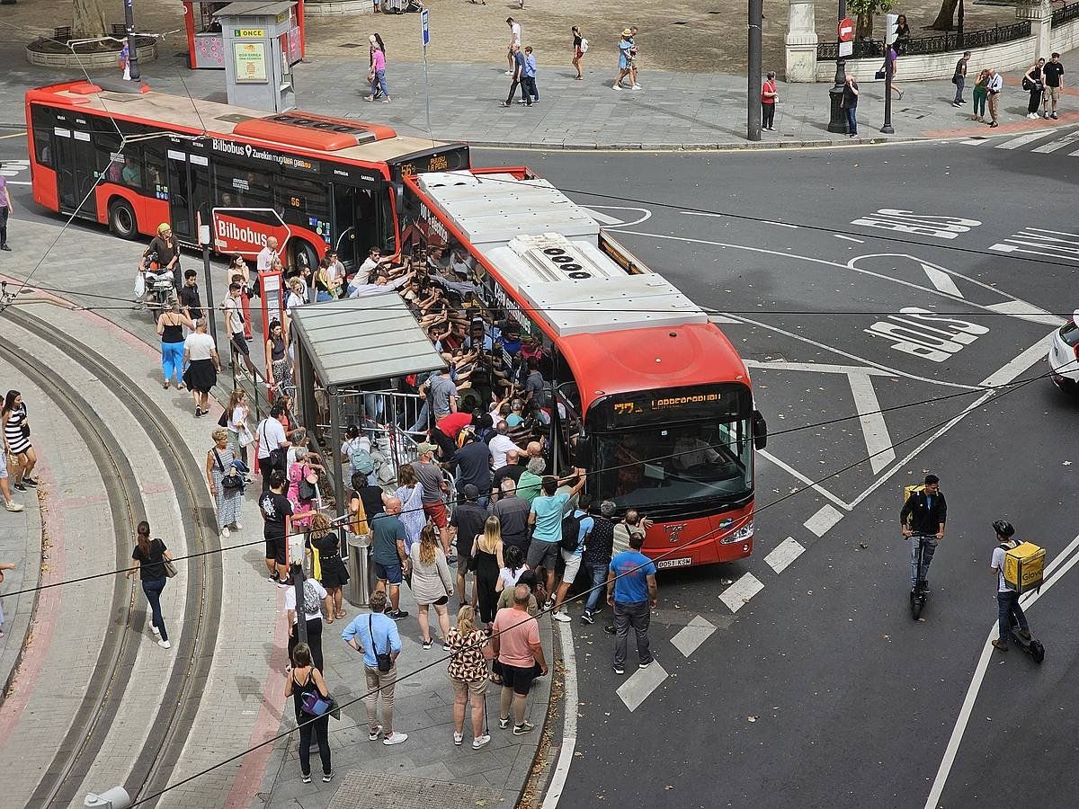 Herritarrak autobusari bultz eginez, azpian harrapatuta zegoena handik ateratzeko. ASIER BARRENETXEA