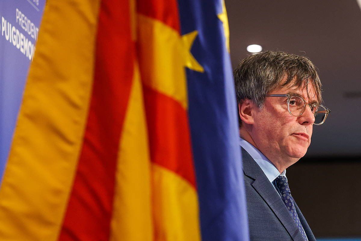 Carles Puigdemont Kataluniako Generalitateko presidente ohia, gaur Bruselan egin duen agerraldian. OLIVIER HOSLET / EFE