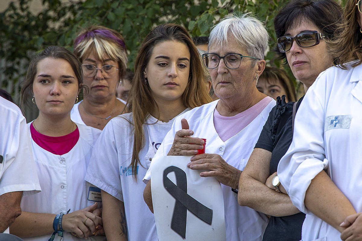 Osasun etxeko langileak, gaur goizean atarian egin duten minutu bateko isilunean. RAQUEL MANZANARES, EFE