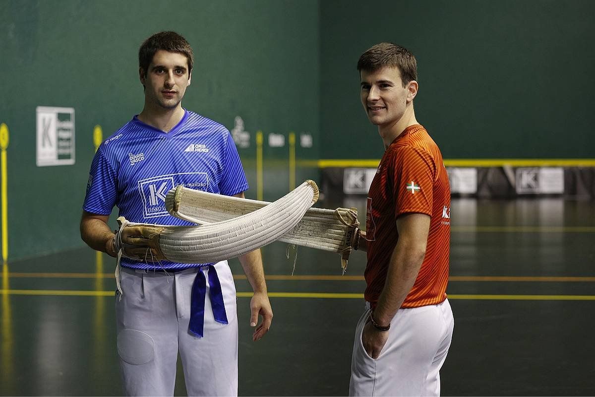 Aritz Juanenea eta Imanol Ansa, gaur, Galarretan, finalerako pilota aukeraketa egin berritan. MAIALEN ANDRES