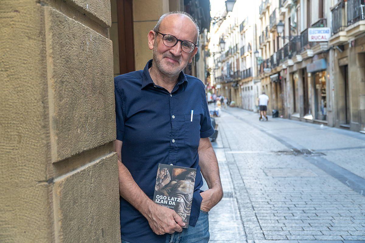 Xabier Mendiguren idazlea, gaur goizean, Donostiako Parte Zaharrean. ANDONI CANELLADA / FOKU