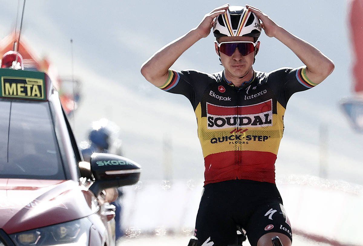 Remco Evenepoel garaipena ospatzen. JESUS DIGES / EFE