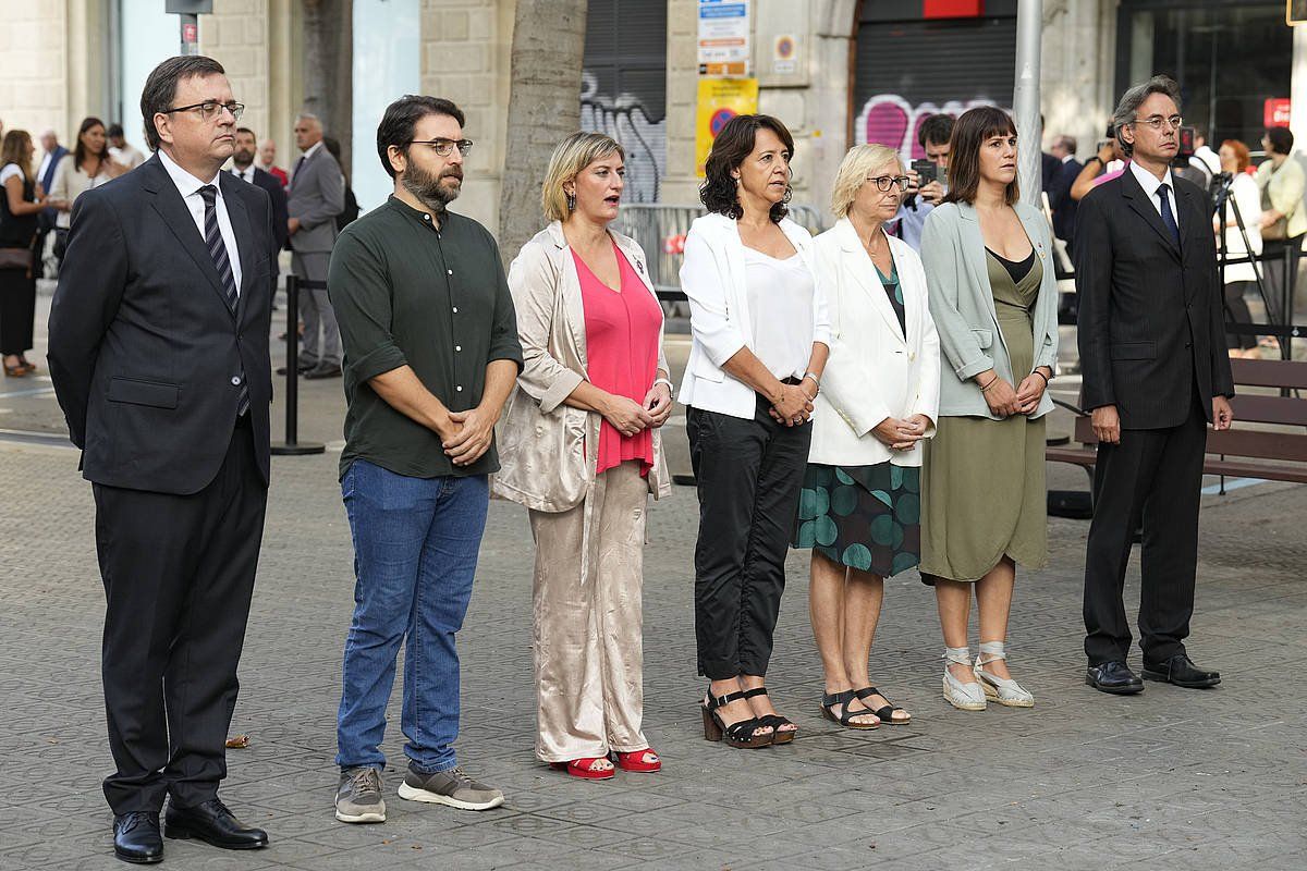 Kataluniako Parlamentuko presidente Anna Erra eta Parlamentuko Mahaiko kideak, lore eskaintzan. ALEJANDRO GARCIA / EFE
