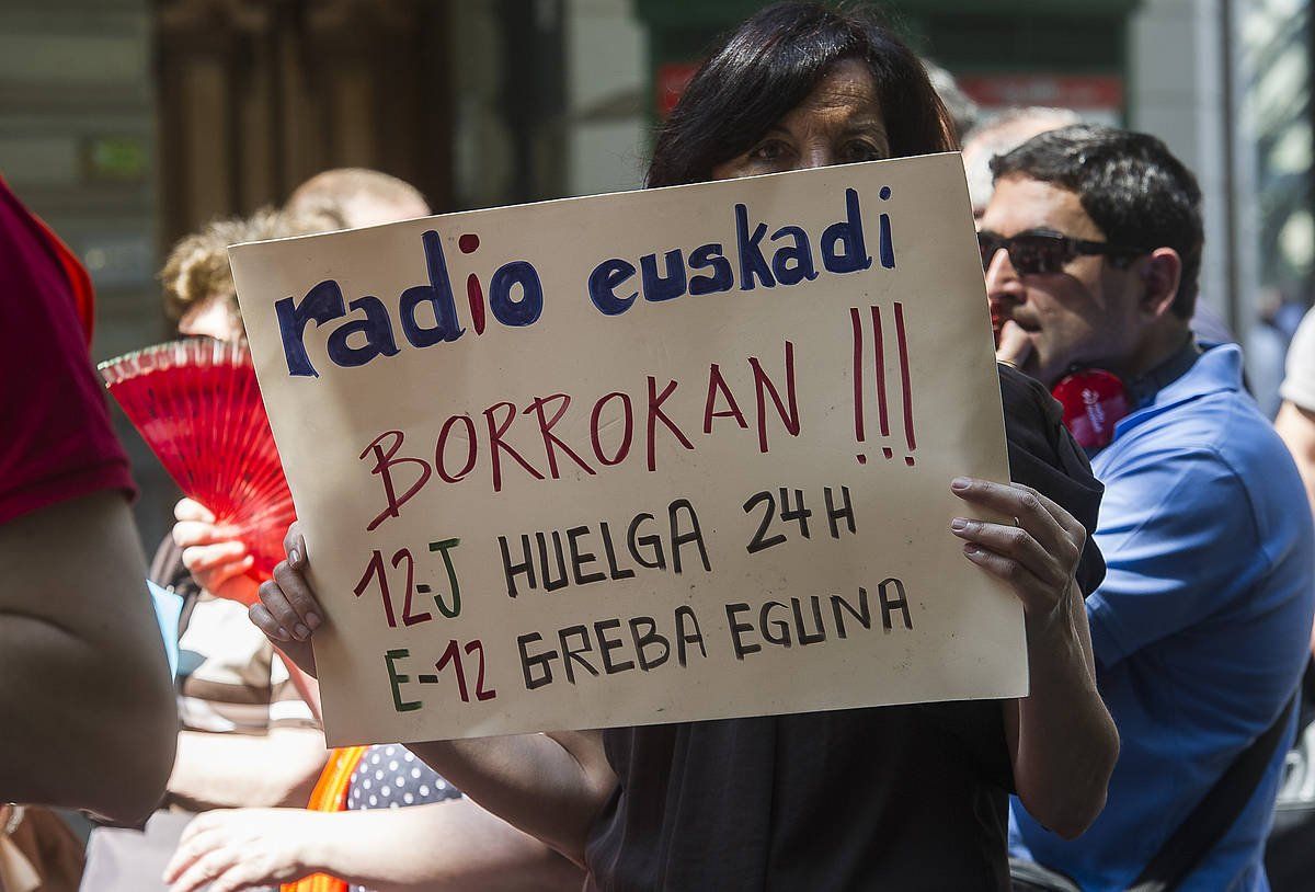 Radio Euskadiko langileen greba bat, 2014an. LUIS JAUREGIALTZO / FOKU