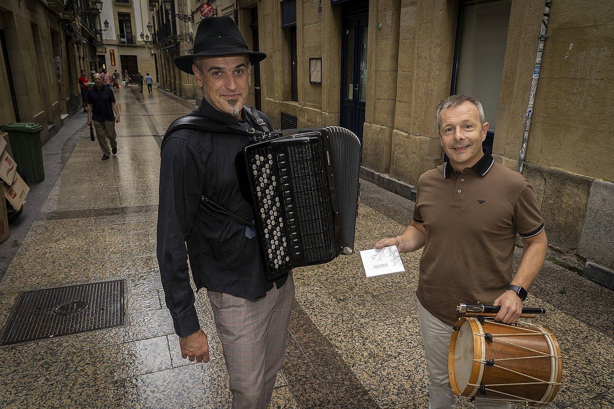 Gorka Hermosa eta Garikoitz Mendizabal, akordeoia, txistua eta disko berria eskuetan dituztela, Donostian. GORKA RUBIO / FOKU