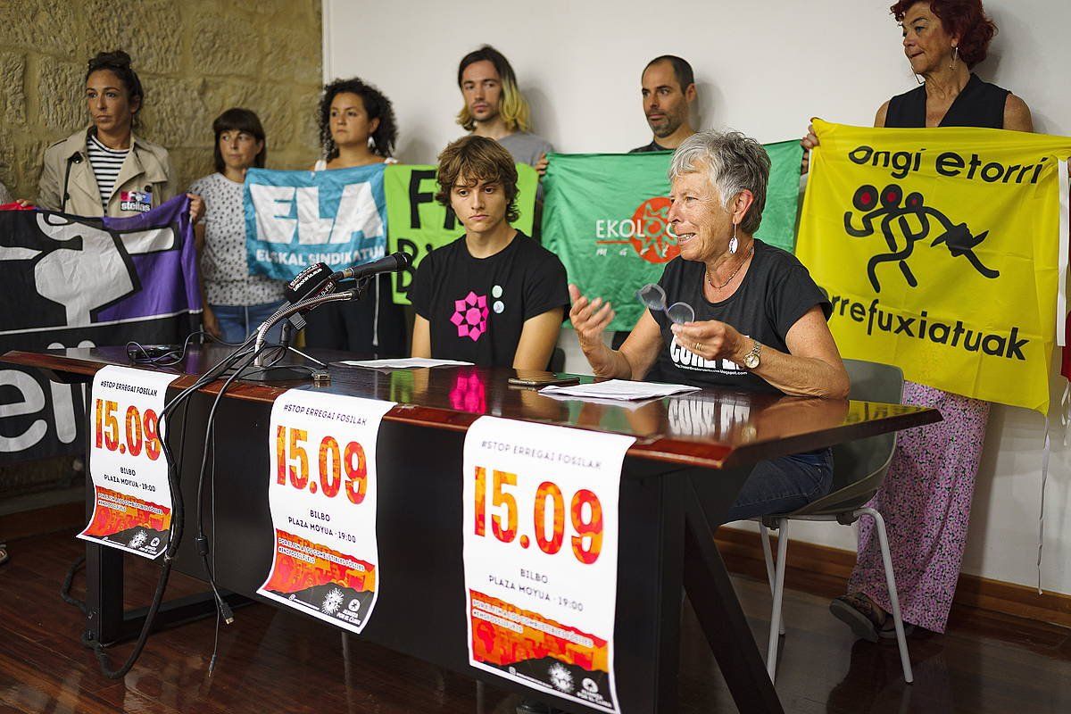 Ostiraleko klima aldaketari mugak jartzeko manifestazioaren aurkezpena, gaur, Bilbon. Sara Ibañez Ortega eta Alex Martinez Vila, erdian. ARITZ LOIOLA / FOKU