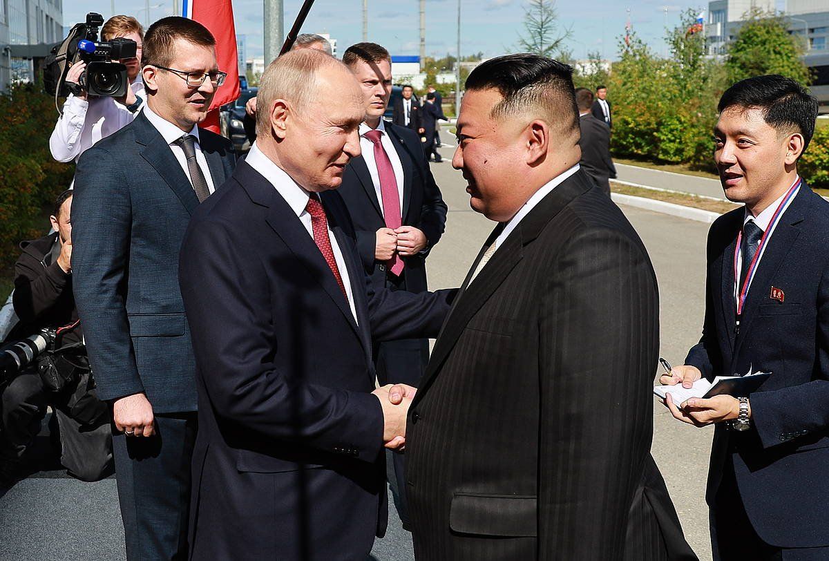Errusiako presidente Vladimir Putin eta Ipar Koreako lider goren Kim Jong-un, gaurko bilkuraren aurretik. VLADIMIR SMIRNOV / EFE