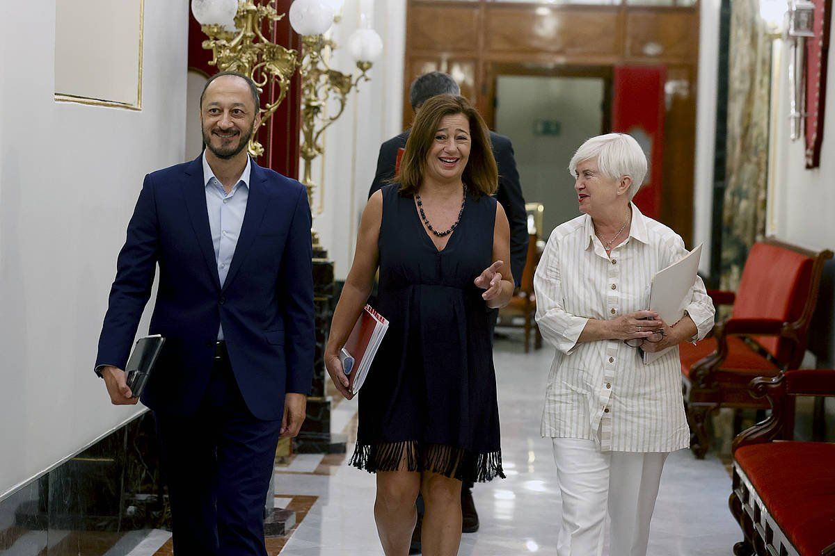 Armengol, erdian, gaur, Kongresuko korridoreetan. JAVIER LIZON / EFE