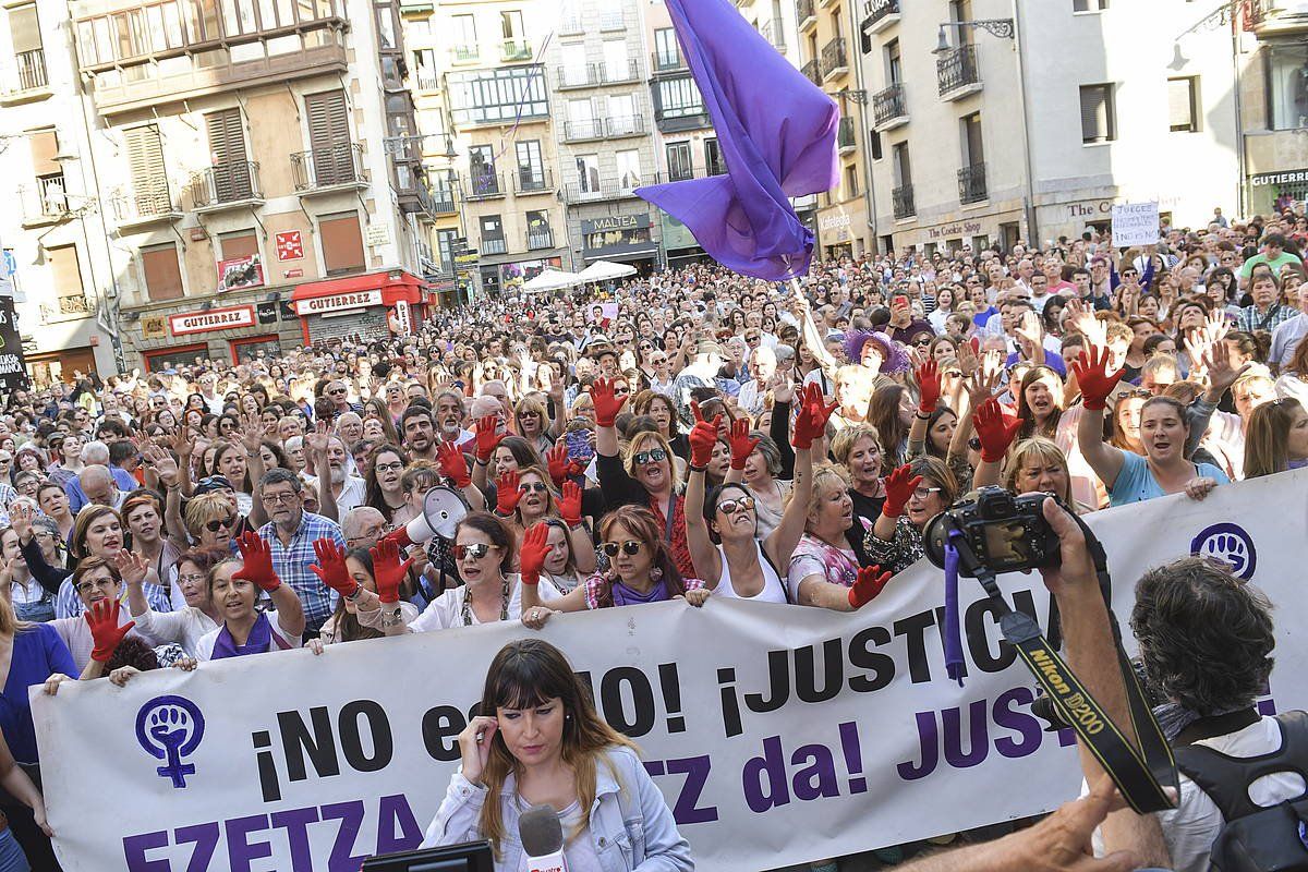 2018ko ekaineko protesta bat, Iruñean, salatzeko bost bortxatzaileak baldintzapean aske geratu zirela. IDOIA ZABALETA / FOKU