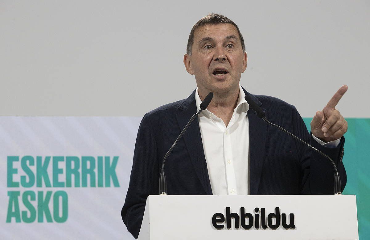 Arnaldo Otegi, uztaileko hauteskundeen emaitzak aztertzeko agerraldian. JAVIER ETXEZARRETA / EFE