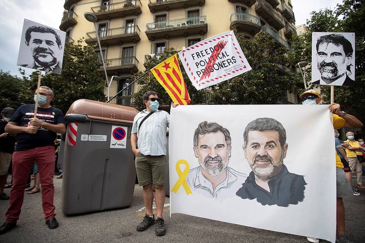 Cuixarten eta Sanchezen alde egindako protesta bat, 2020ko irailean, Bartzelonan. MARTA PEREZ / EFE