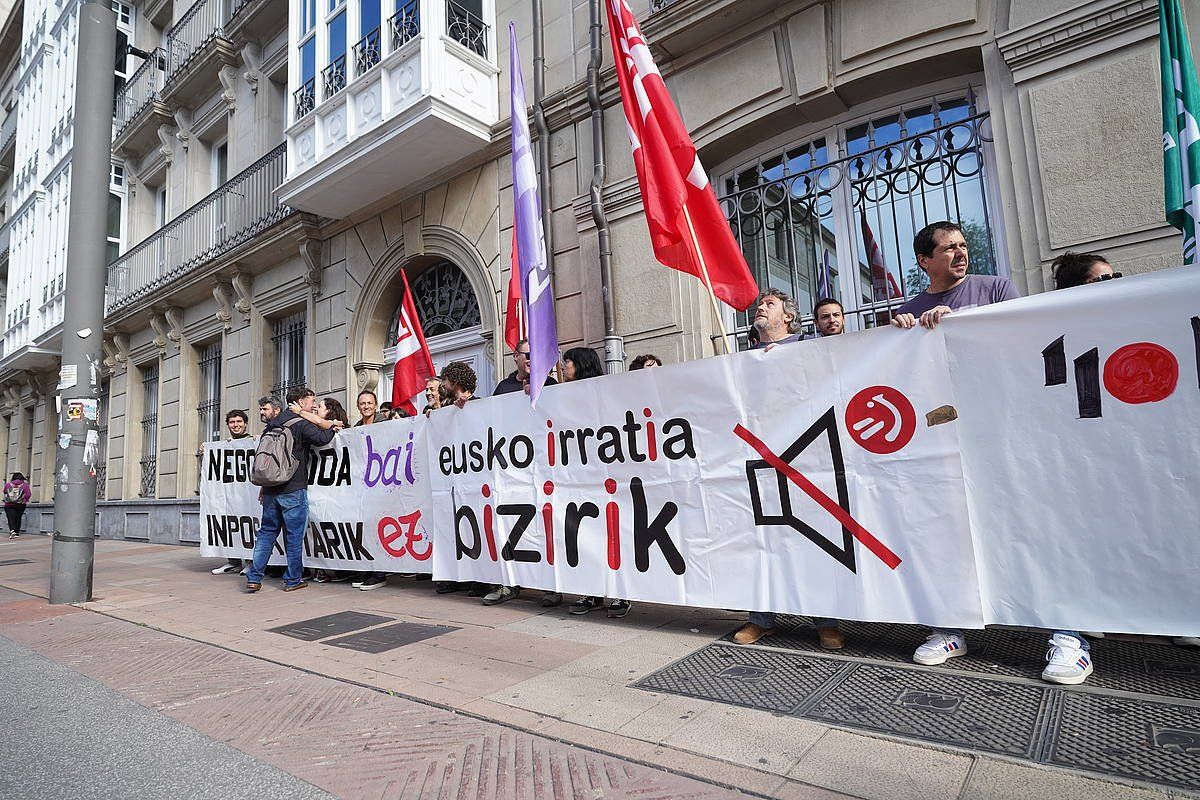 Elkarretaratzea egin dute legebiltzarraren aurrean. ENDIKA PORTLLO / FOKU