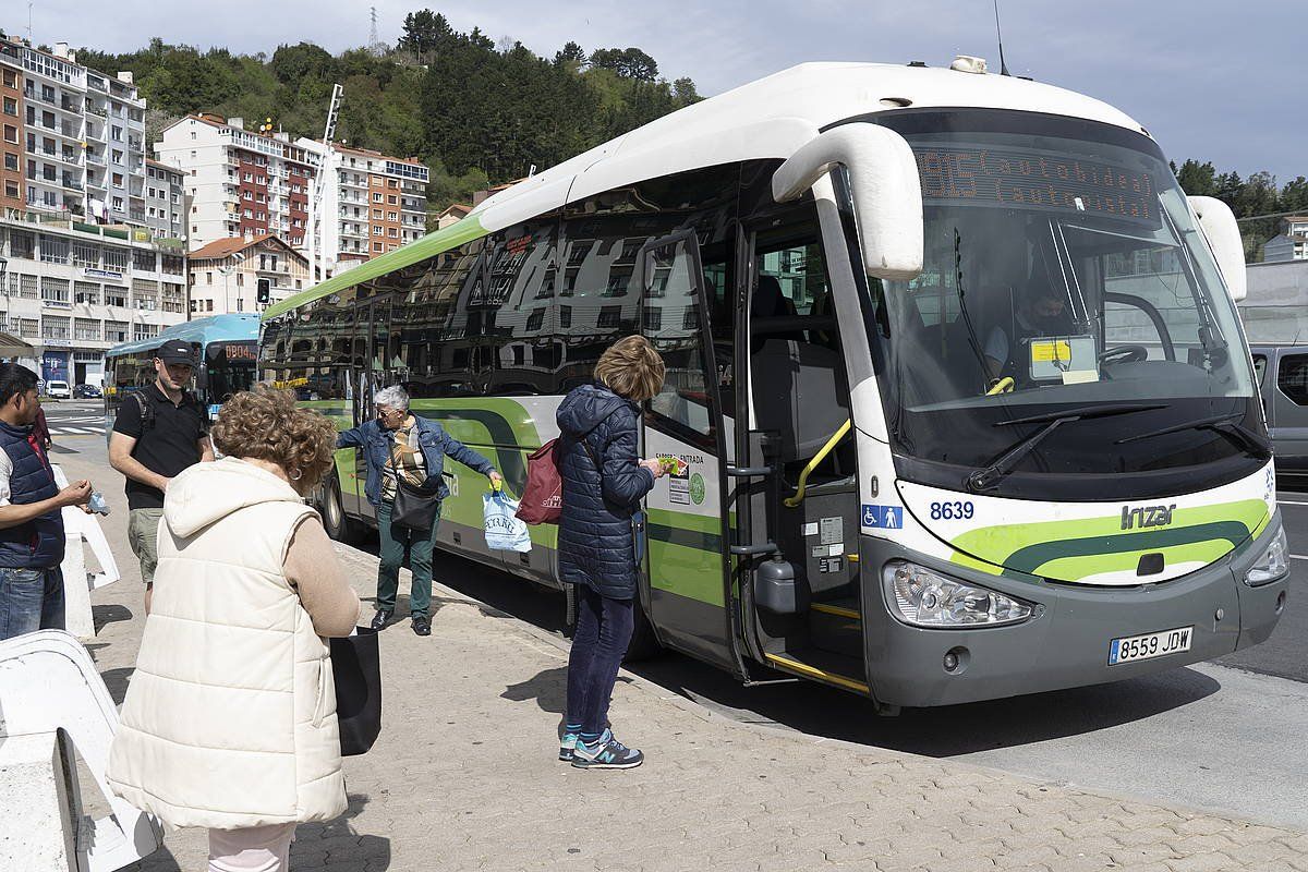 Bizkaibus autobusa, artxiboko irudi batean. RAUL BOGAJO / OKU