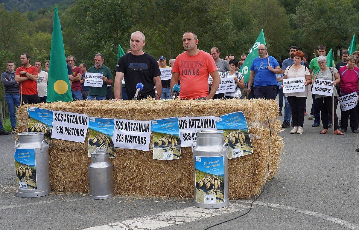 EHNEko kideak protestan, gaur, Abaltzisketan. GOTZON ARANBURU / FOKU