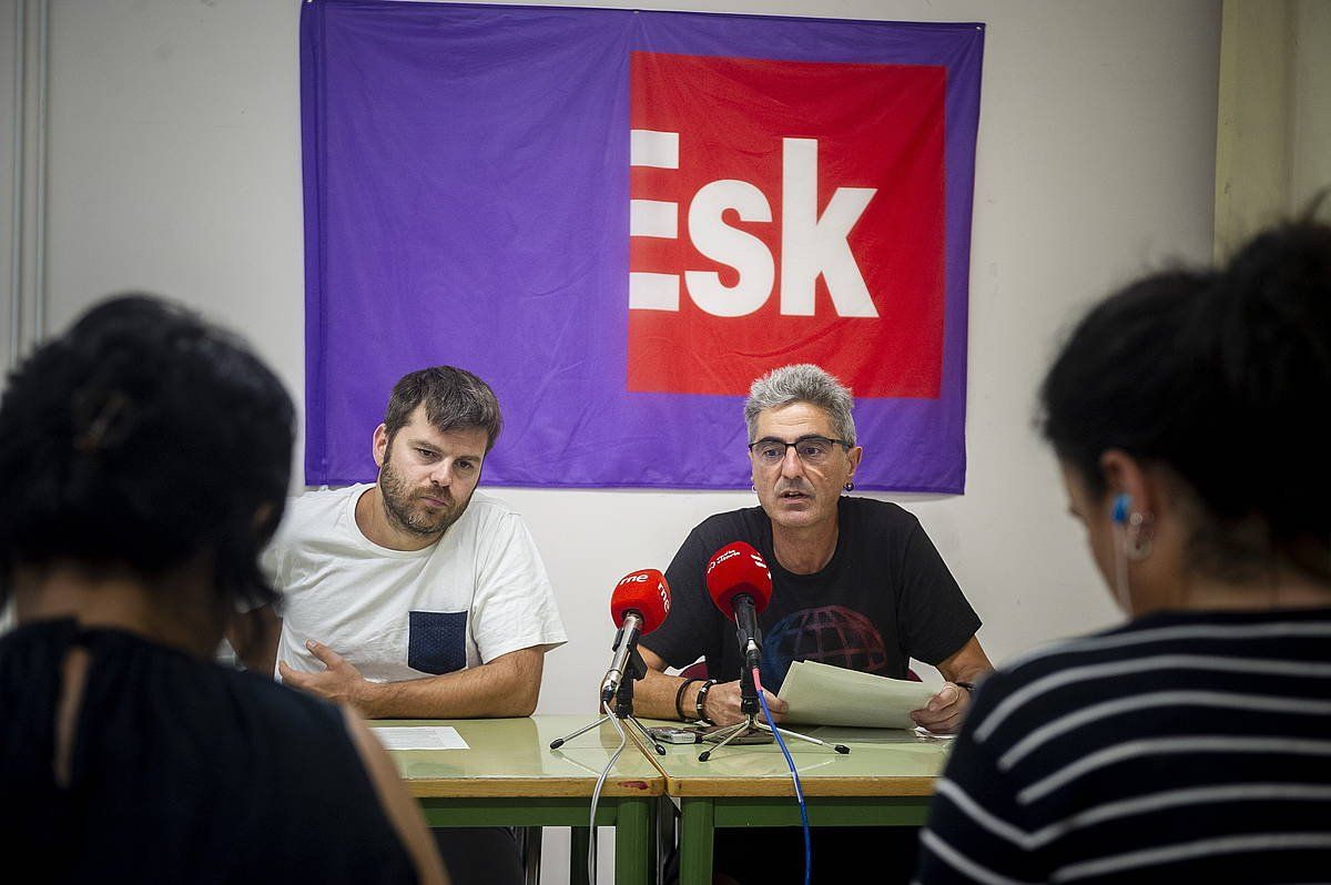 Javier Acuña eta Patxi Nicolau ESK-ko kideak, gaur, prentsaurrekoan. JAIZKI FONTANEDA/ FOKU Javier Acuña eta Patxi Nicolau ESK-ko kideak, gaur, prentsaurrekoan. JAIZKI FONTANEDA/ FOKU