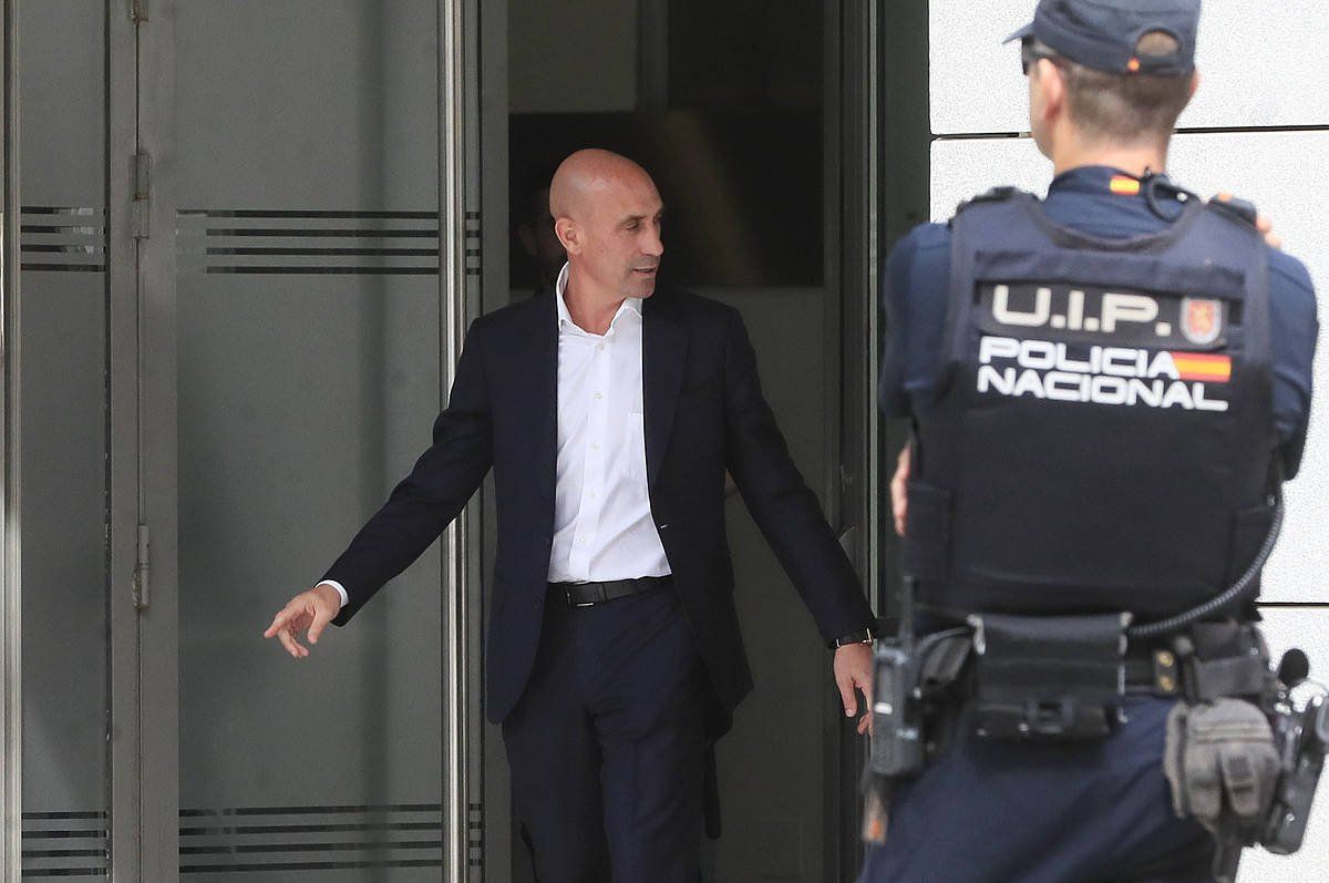 Luis Rubiales, Espainiako Auzitegi Nazionaletik ateratzen. SERGIO PEREZ, EFE