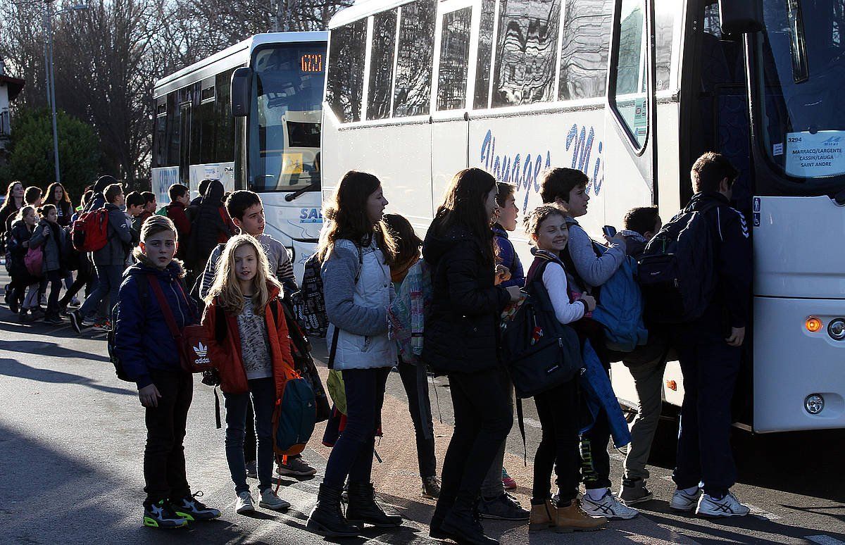 Ikasle batzuk eskolara joateko autobusa hartzen, artxiboko irudi batean. BOB EDME / IPARLA