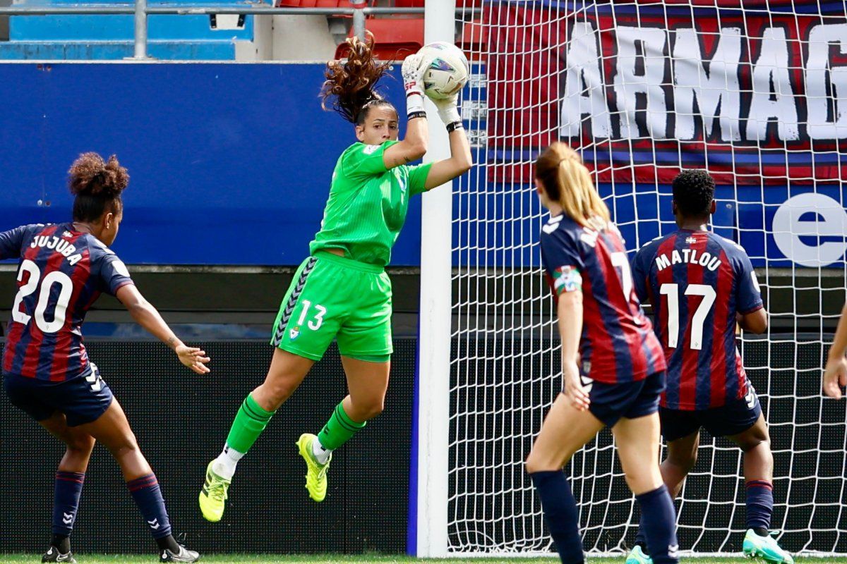 Maria Miralles Eibarreko atezaina, baloiarekin, gaurko partidan. SD EIBAR