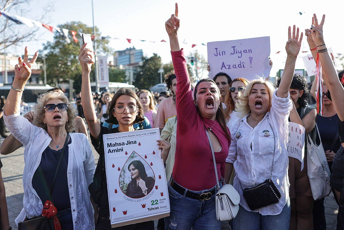 Mahsa Aminiren hilketaren urteurrena gogoratzeko mobilizazio bat, gaur, Istanbulen. ERDEM SAHIN / EFE