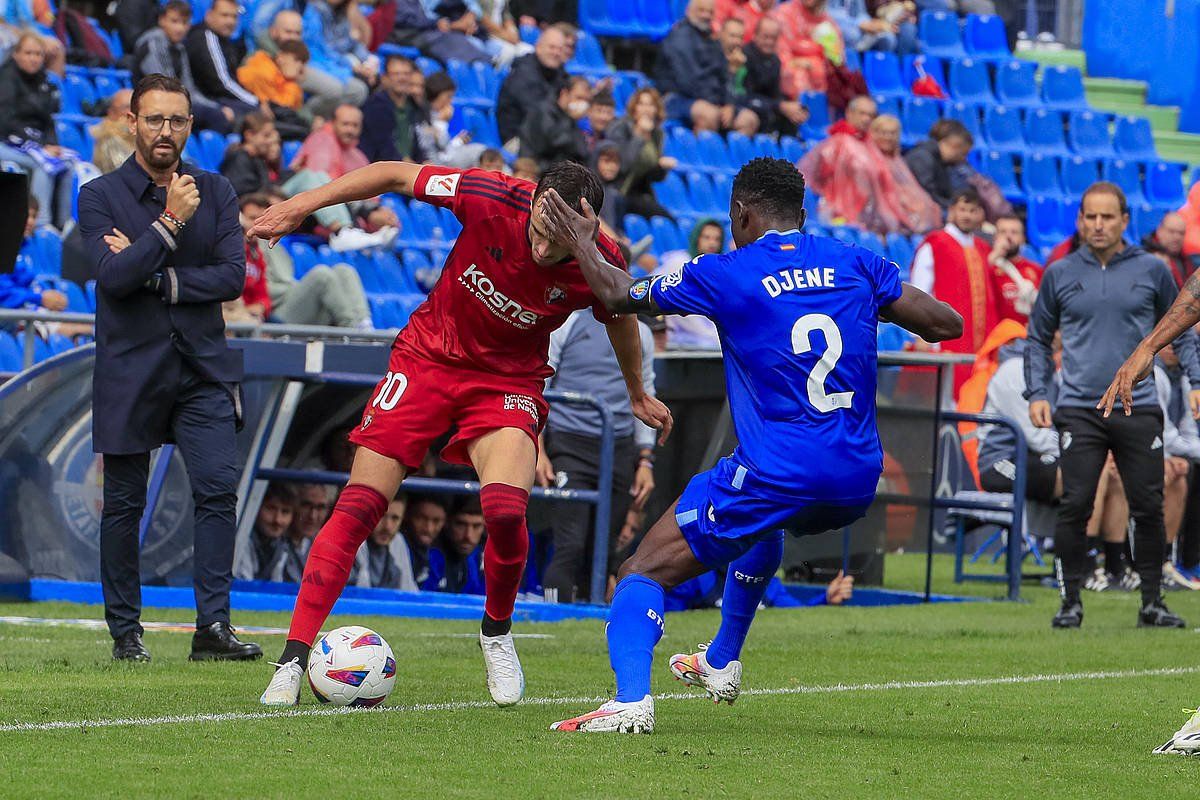 Aimar Oroz baloiarekin, gaur, Getafen. FERNANDO ALVARADO / EFE
