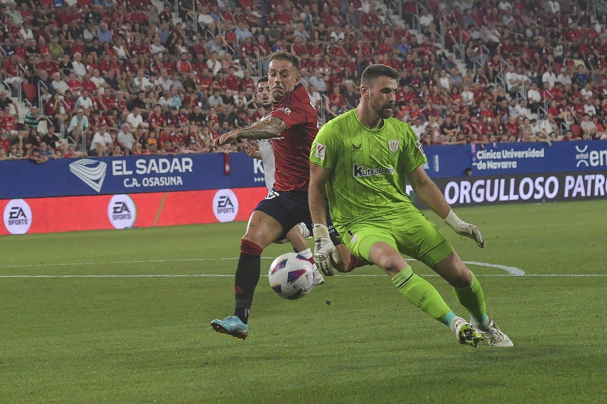 Unai Simon eta Ruben Peña, Osasunak eta Athleticek Sadarren jokatutako derbian. IDOIA ZABALETA / FOKU