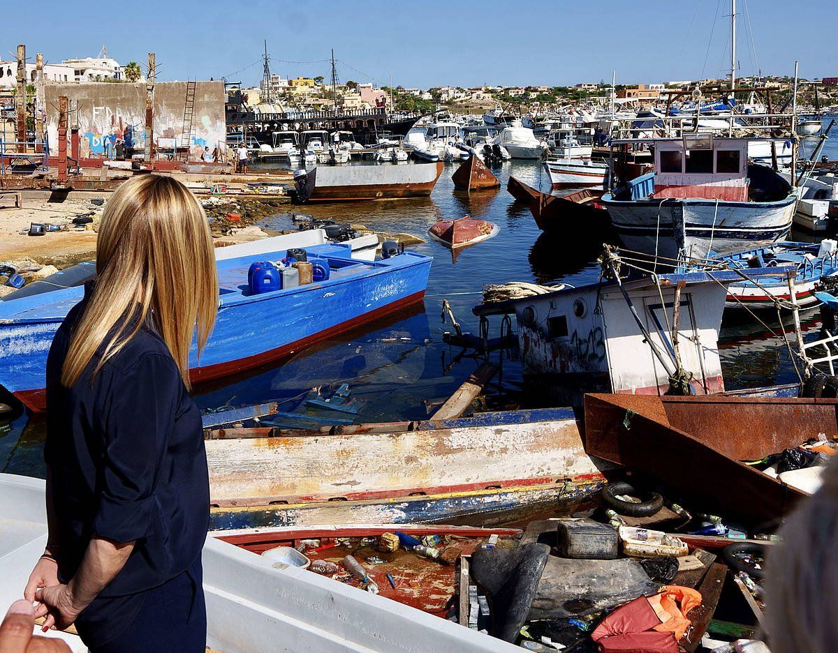 Giorgia Meloniâ€ˆItaliako lehen ministroa, atzo, Lampedusa irlan (Italia), migratzaileek erabilitako ontziei begira. FILIPPO ATTILI / EFE