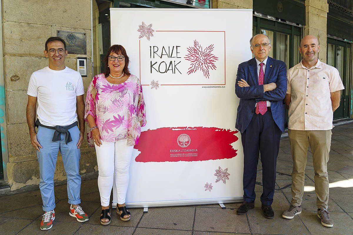 Antton de la Lama, Miren Agur Meabe, Andres Urrutia eta Ander Aldazabal, gaur goizean, Bilboko Euskaltzaindiaren egoitzan. ARITZ LOIOLA / FOKU