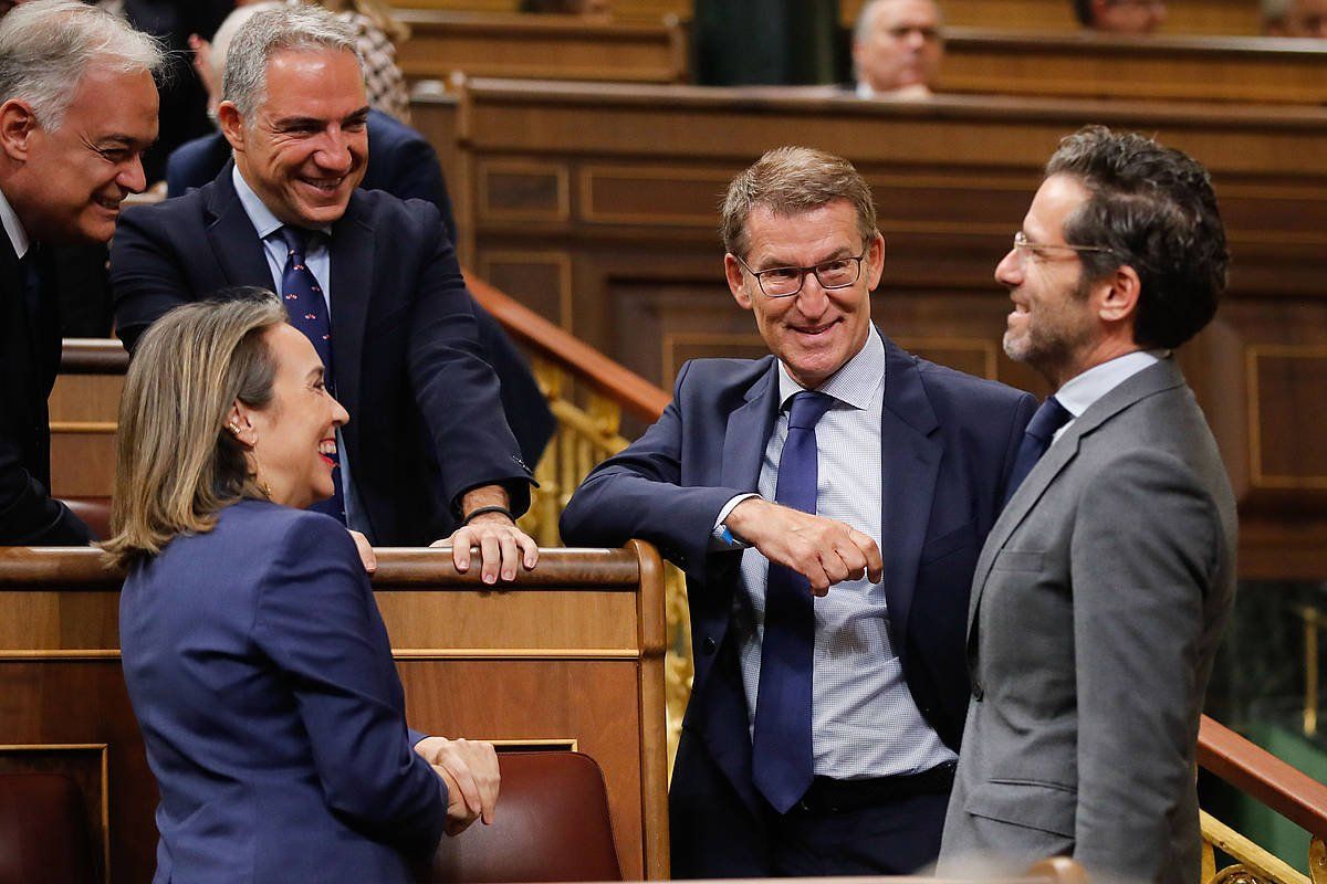 Cuca Gamarra, Alberto Nuñez Feijoo eta Borja Senper Espainiako Kongresuan, gaur. JUAN CARLOS HIDALGO / EFE