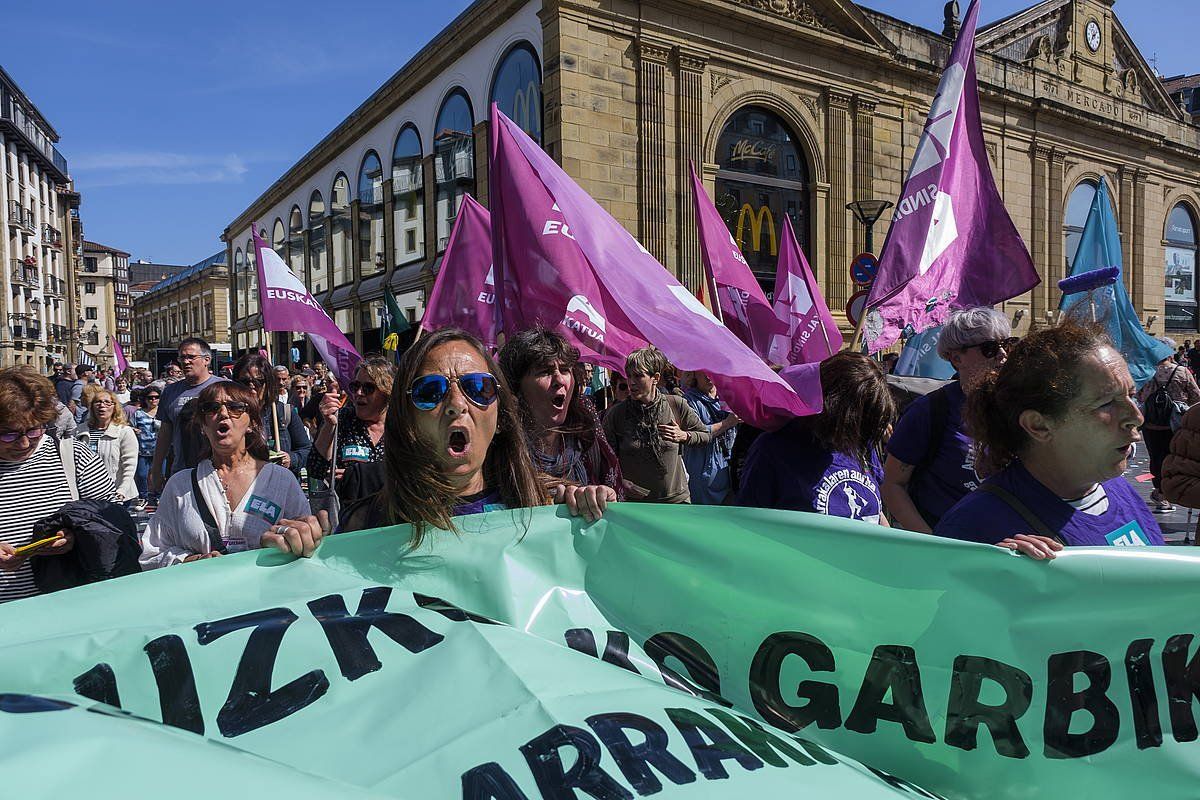 Gipuzkoako eraikinetako garbitzaileek maiatzean Donostian egindako protestaren irudi bat. JON URBE / FOKU