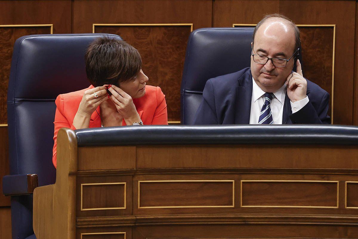 Isabel Rodriguez eta Miquel Iceta ministroak itzulpen zuzena aditzeko kaskoa belarrian dutela, gaur, Espainiako Kongresuan. JUAN CARLOS HIDALGO / EFE