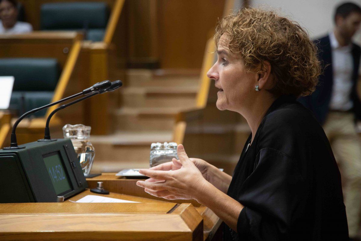 Rebeka Ubera EH Bilduko legebiltzarkidea, gaurko osoko bilkuran. EUSKO LEGEBILTZARRA