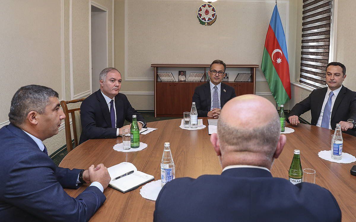 Karabakh Garaiko eta Azerbaijango ordezkariak, gaurko bilkuran. ROMAN ISMAYILOV / EFE