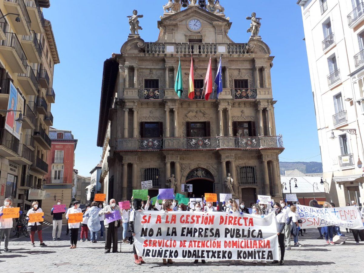 Etxez etxeko langileen protesta bat Iruñeko Udaletxearen aurrean. ELA SINDIKATUA Etxez etxeko langileen protesta bat Iruñeko Udaletxearen aurrean. ELA SINDIKATUA