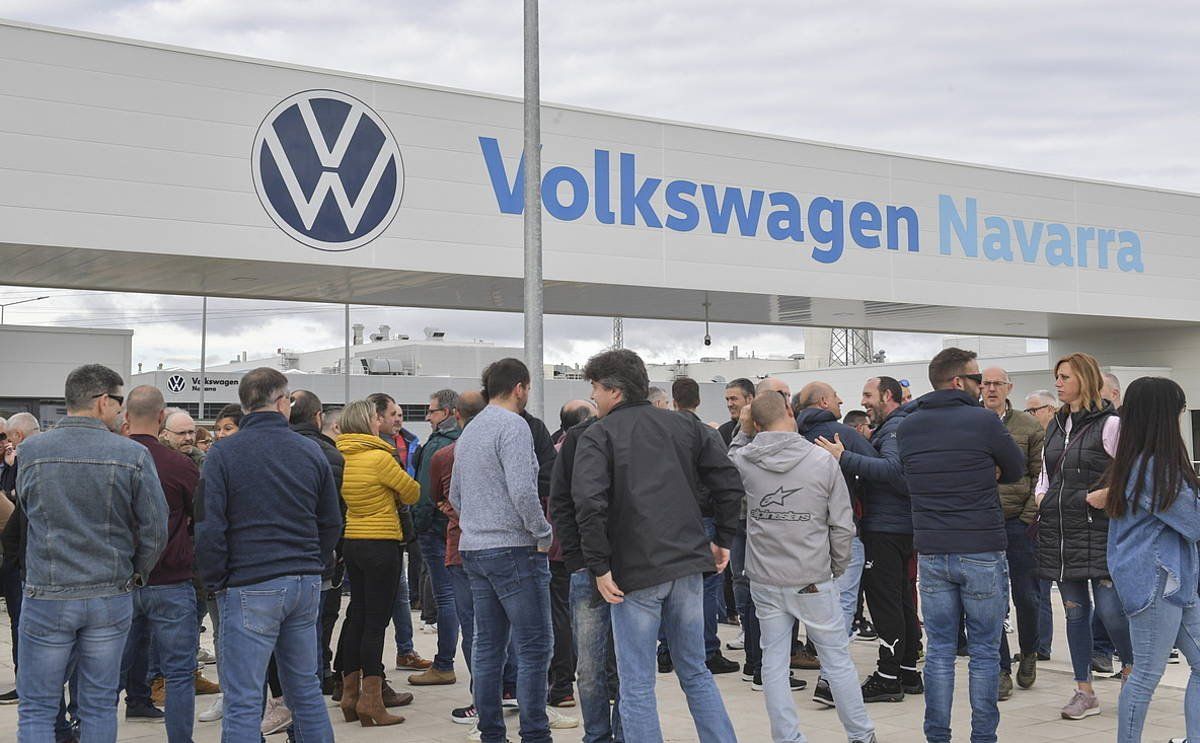 Nafarroako Volkswageneko langileak, fabrikaren atarian, artxiboko irudian. IDOIA ZABALETA / FOKU