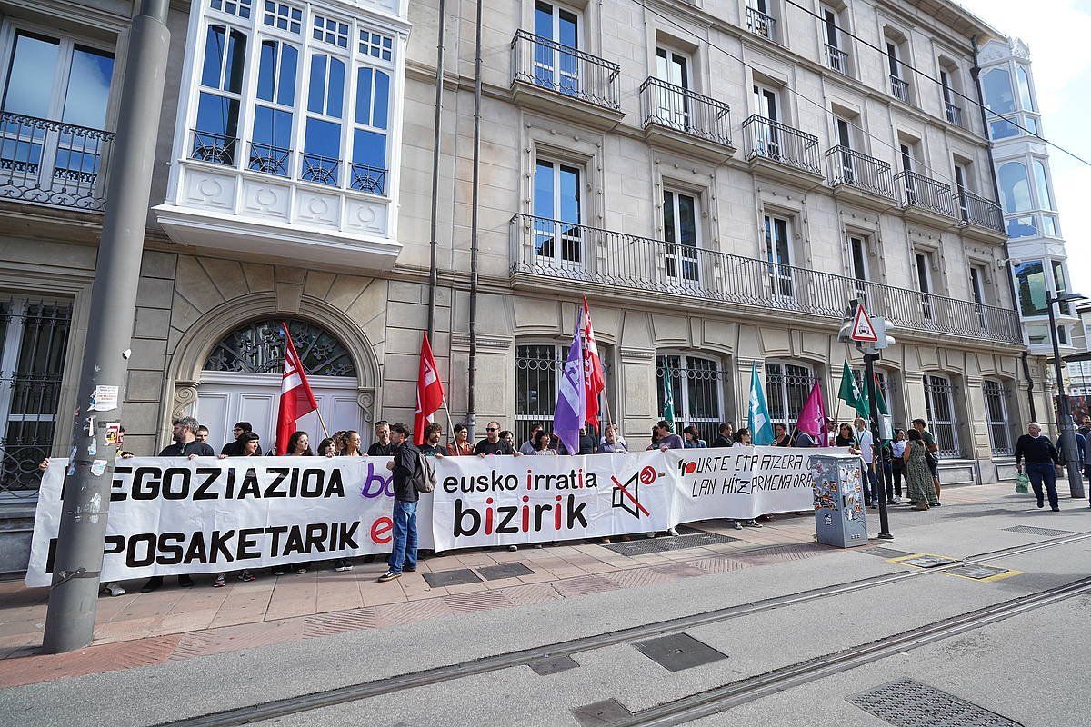 EITBko irratiko langileen protesta ilaren 14ean, Eusko Legebiltzarraren aurrean, greba dela-eta. ENDIKA PORTILLO / FOKU