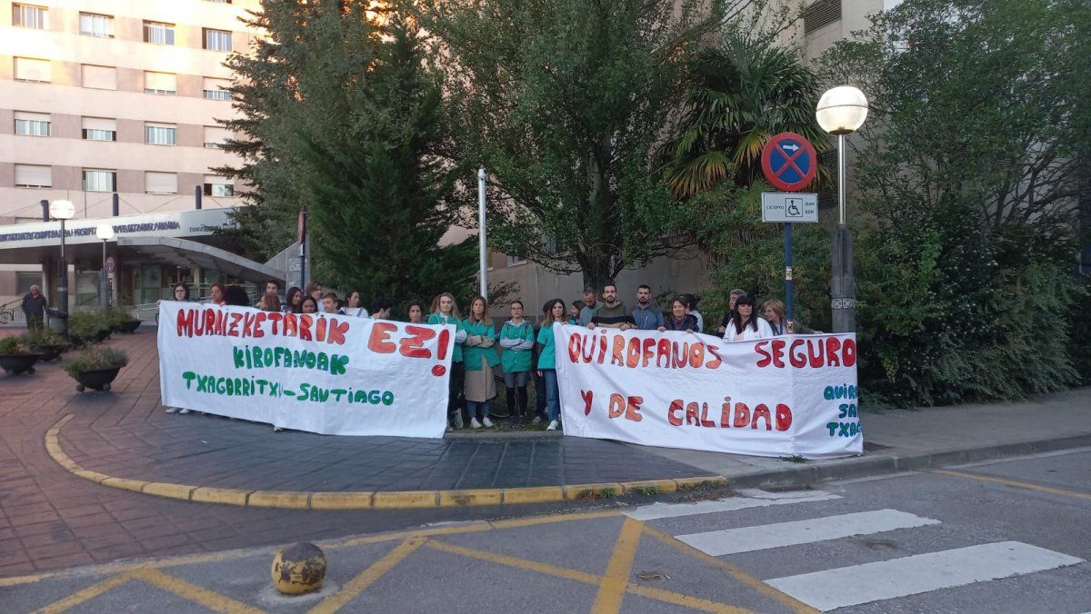 Gaur goizean egin dute lehenbiziko protesta erizainek, Txagorritxun. MAIXA UTRERA PUELLES