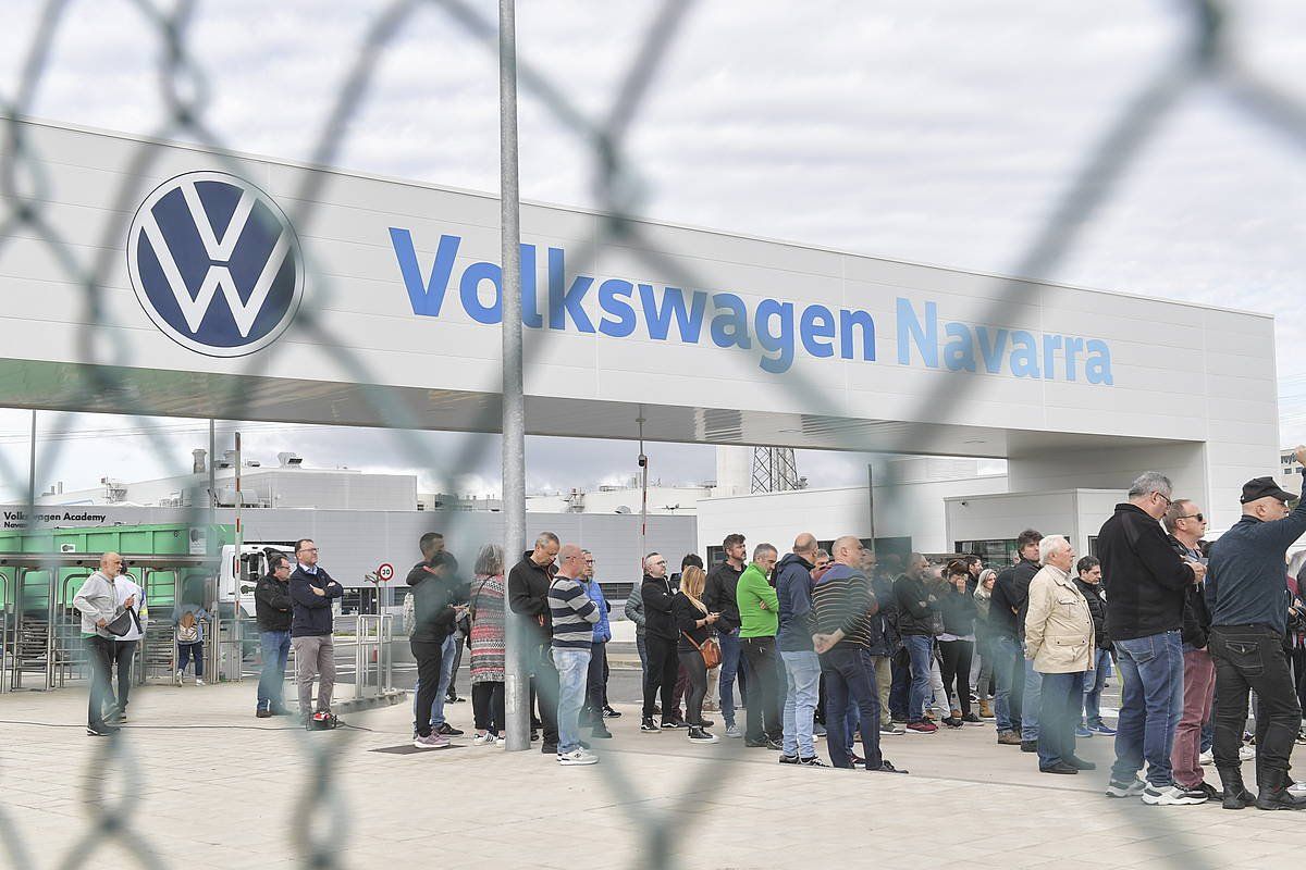 afarroako Volkswageneko sindikatuek deituta, langileen elkarretaratzea Landabengo fabrikaren aurrean. IDOIA ZABALETA (FOKU)