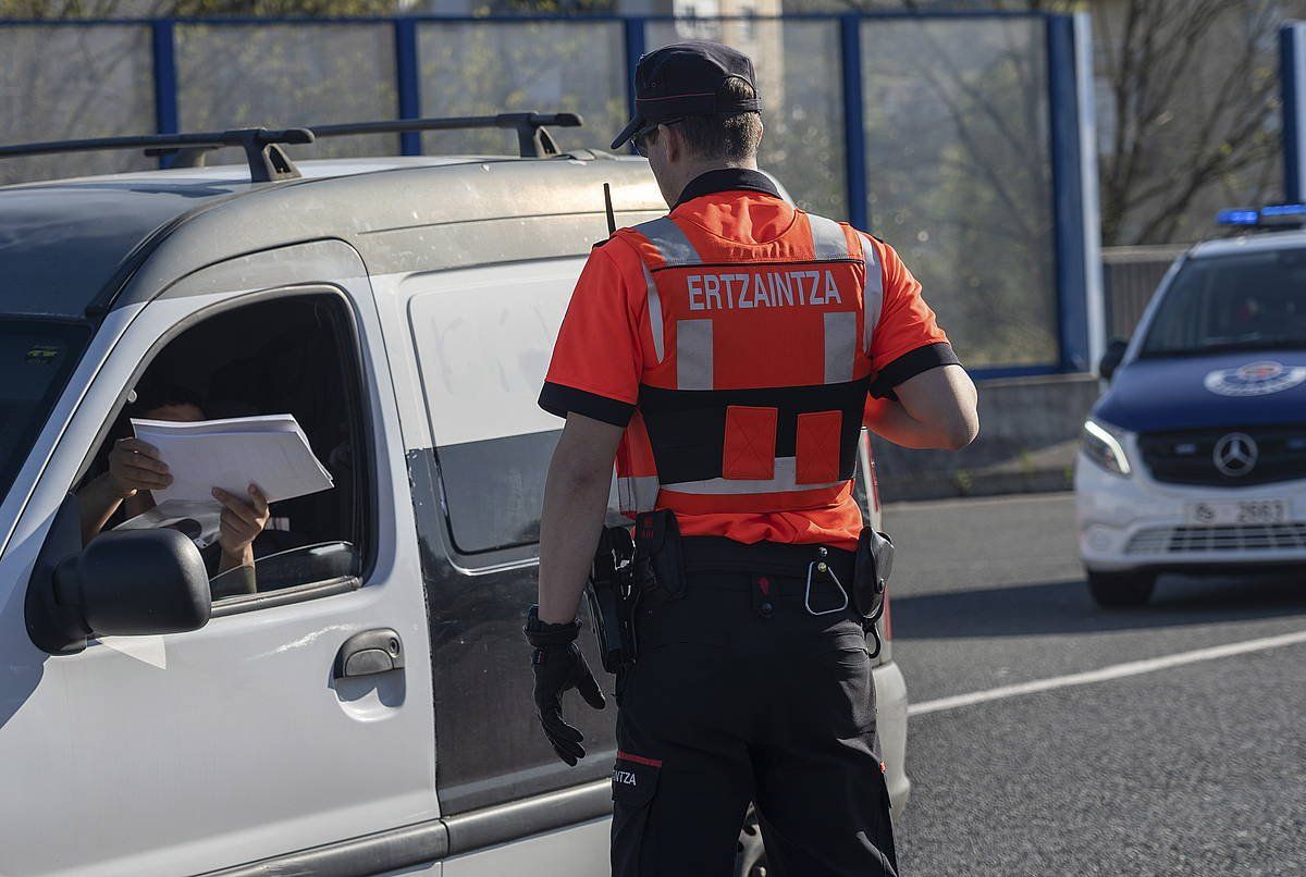 Ertzaintzaren errepide kontrol bat. ANDONI CANELLADA (FOKU)