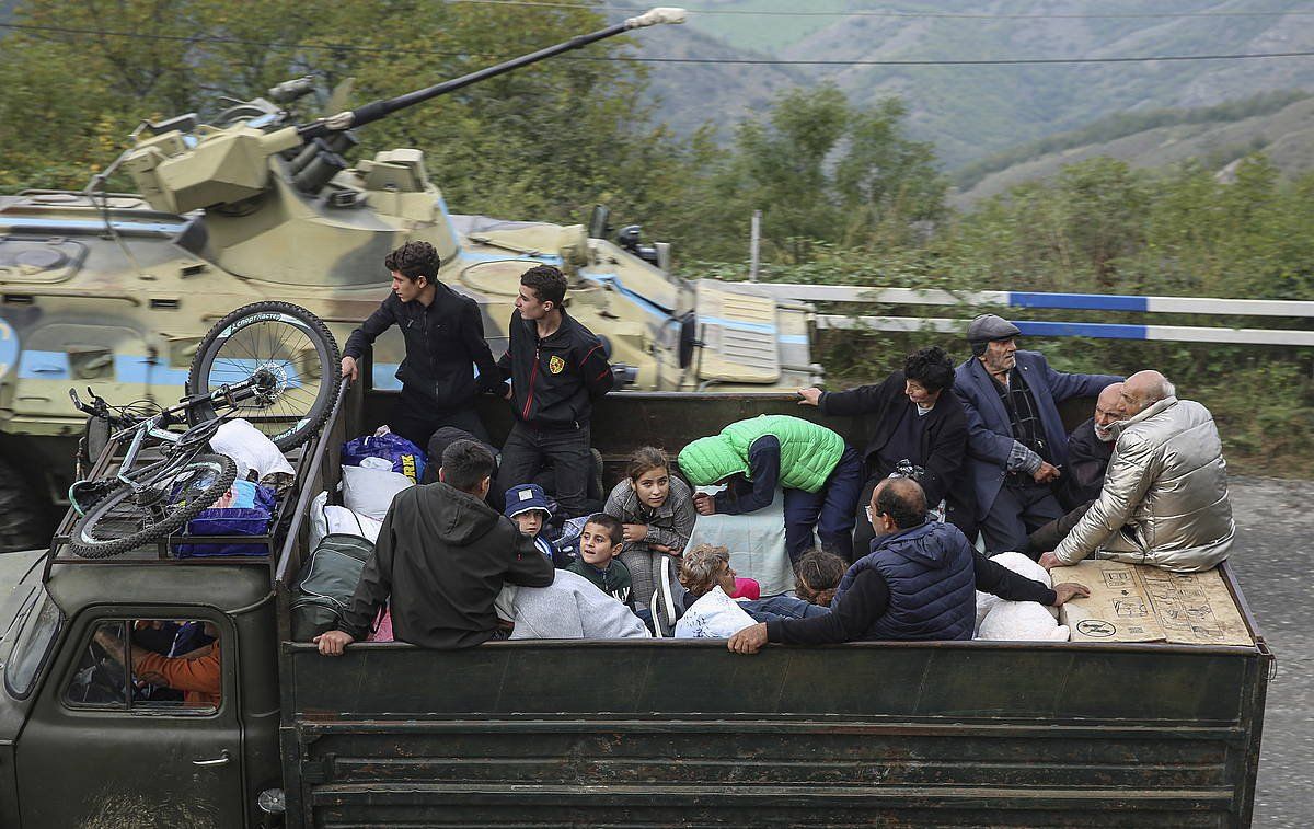 Hainbat armeniar errusiarren laguntzaz kamioi batean Karabakh Garaitik ihes egiten. ROMAN ISMAYILOV / EFE