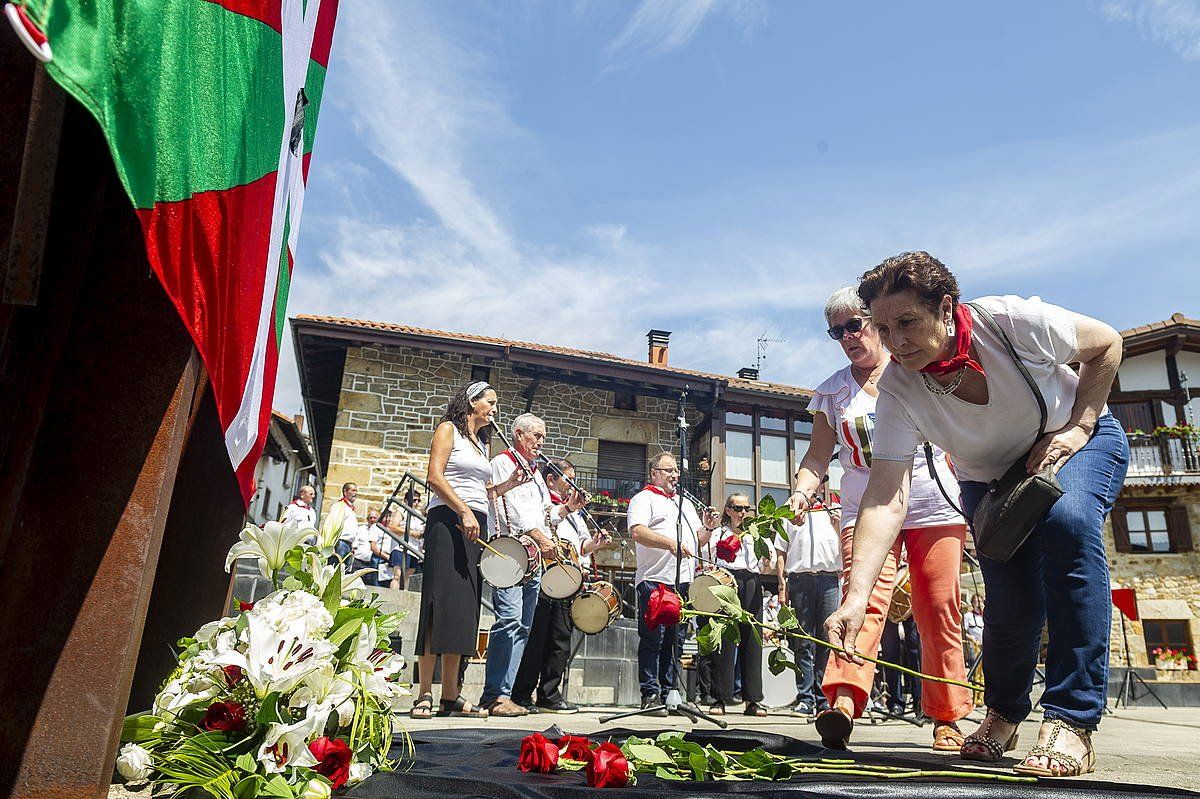 Otxandioko bonbardaketako biktimak omentzeko ekitaldia, uztailean. JAIZKI FONTANEDA / FOIKU