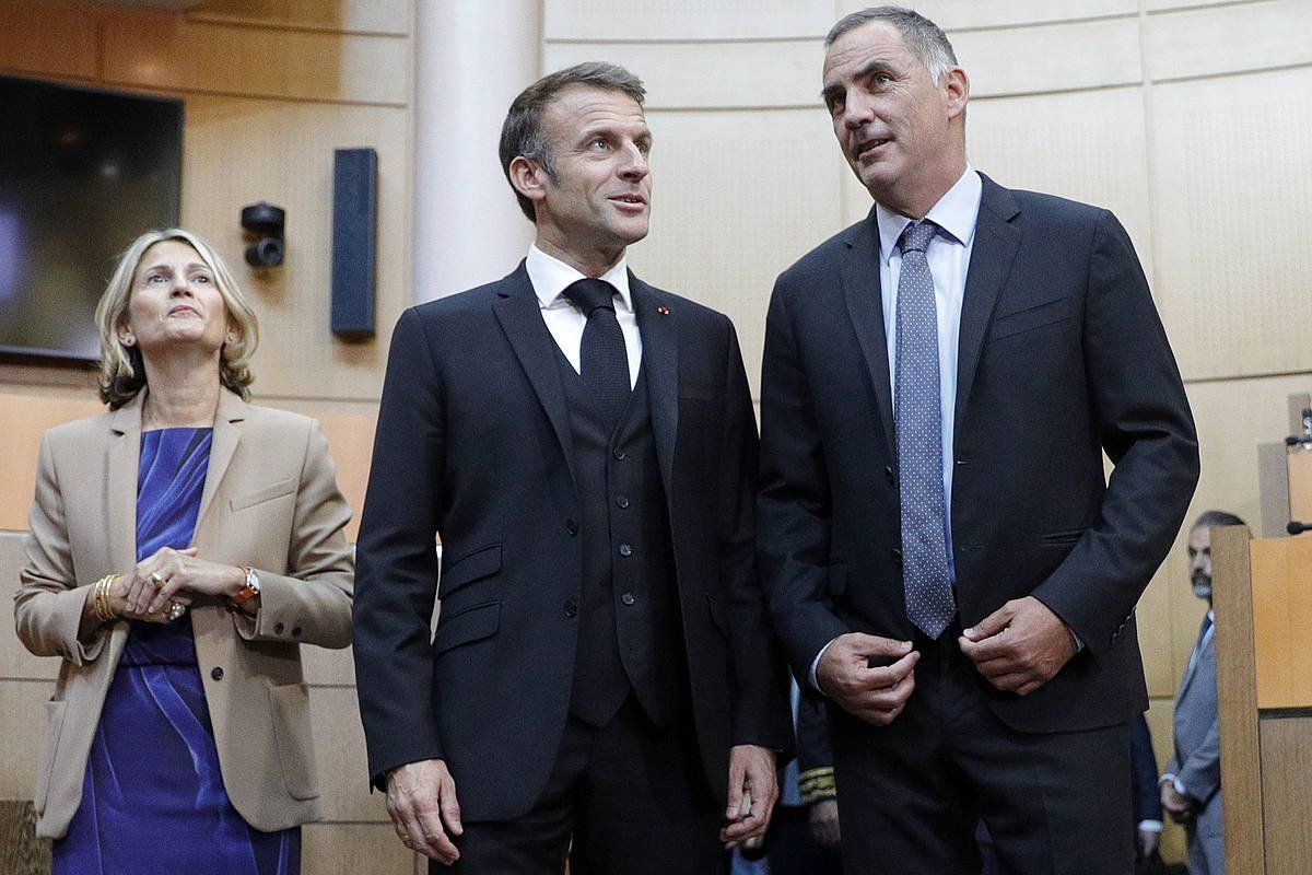 orsikako Asanbleako presidente Marie-Antoinette Maupertuis, Frantziako presidente Emmanuel Macron, eta Korsikako gobernuburu Gilles Simeoni gaur uharteko parlamenuan, Aiacciun. PASCAL POCHARD-CASABIANCA / EFE / EPA