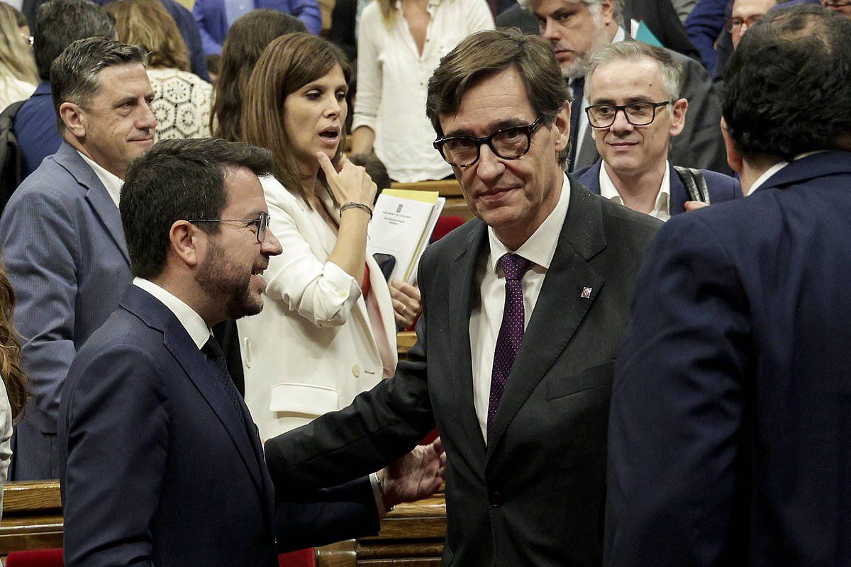 Pere Aragones eta Salvador Illa, joan den asteazkenean, Kataluniako Parlamentuan. QUIQUE GARCIA / EFE