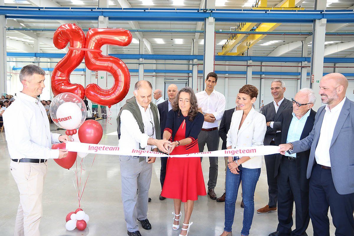 Teresa Madariaga Ingeteameko presidentea eta Maria Txibite Nafarroako lehendakaria, planta berriaren inaugurazioan, ostiral honetan. BERRIA