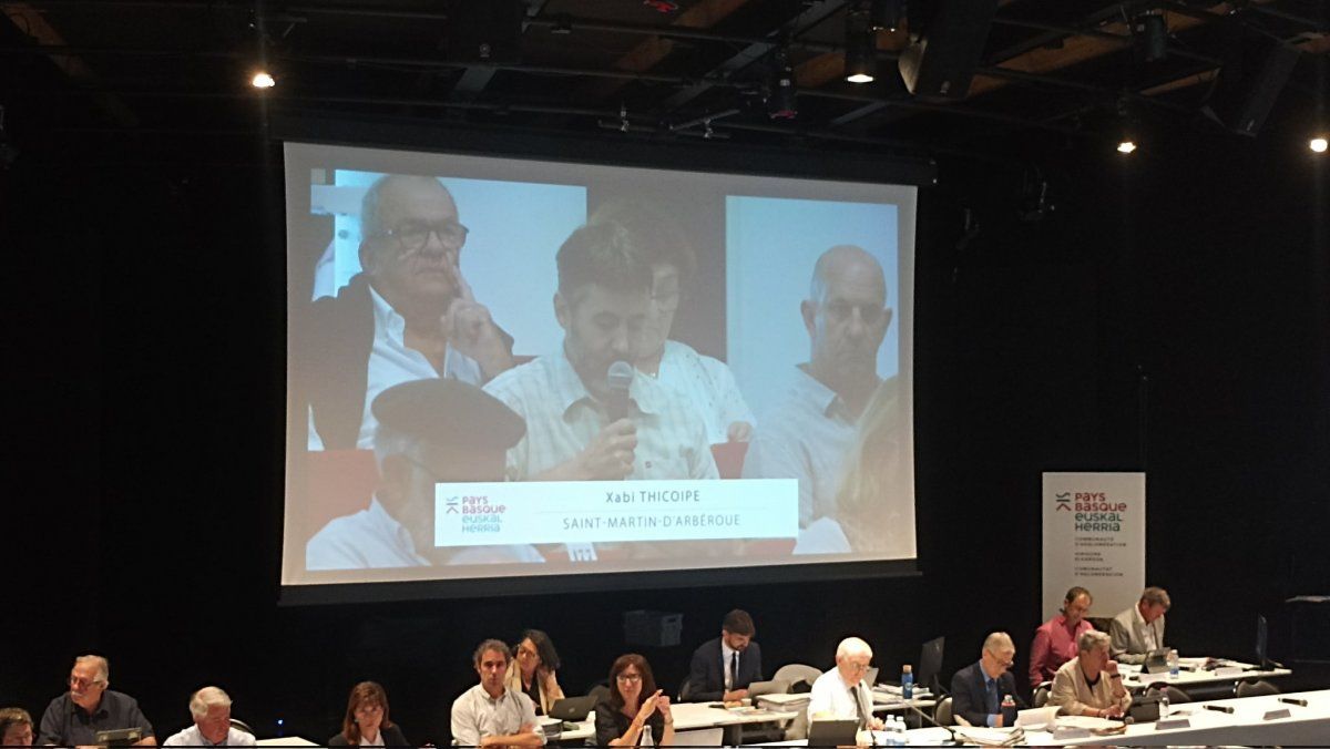 Xabi Thikoipe, gaur goizean, hitza hartu duenean. EKHI ERREMUNDEGI BELOKI