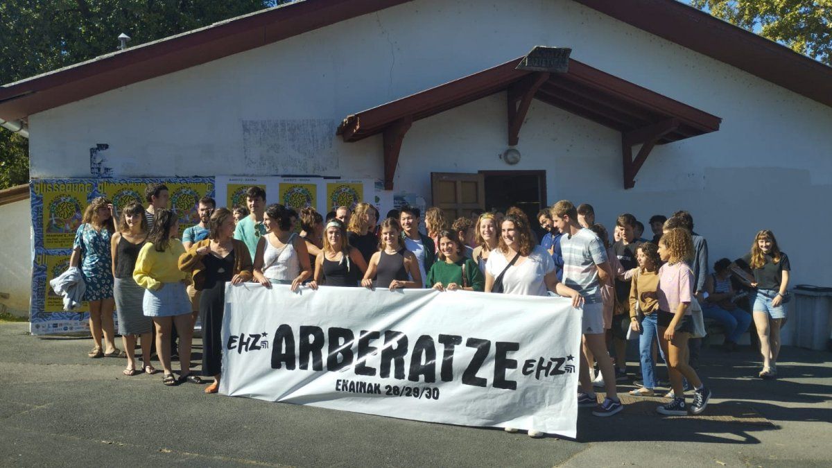 EHZko kideak Kanboko gaztetxean egin duten biltzar nagusiaren ondoren. EHZ