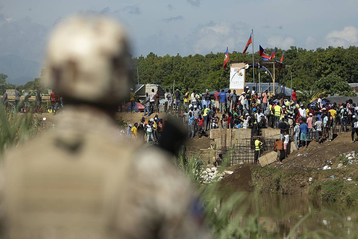 Dominikar Errepublikako soldadu bat Haitiko herritar batzuei begira, Dajabon, bi herrialdeen arteko mugan, iragan hilabetean. ORLANDO BARRIA / EFE