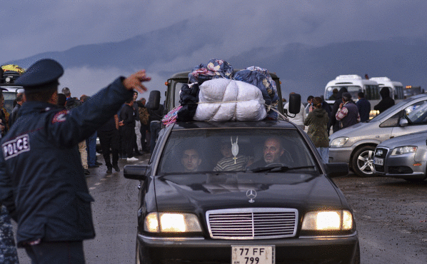 Armeniar batzuk Karabakh Garaitik ihes egiten, irailaren25ean. EFE