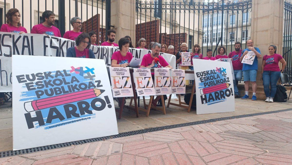 Plataformako kideek agerraldia egin dute gaur Eusko Legebiltzarraren parean. EUSKAL ESKOLA PUBLIKOAZ HARRO PLATAFORMA