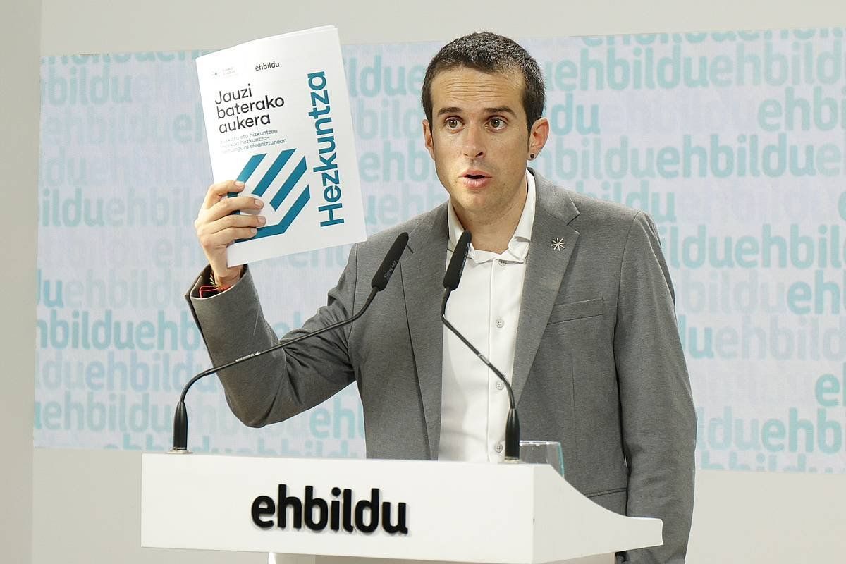 Pello Otxanandiano, gaur goizean, Donostiako egoitzan. MAIALEN ANDRES / FOKU